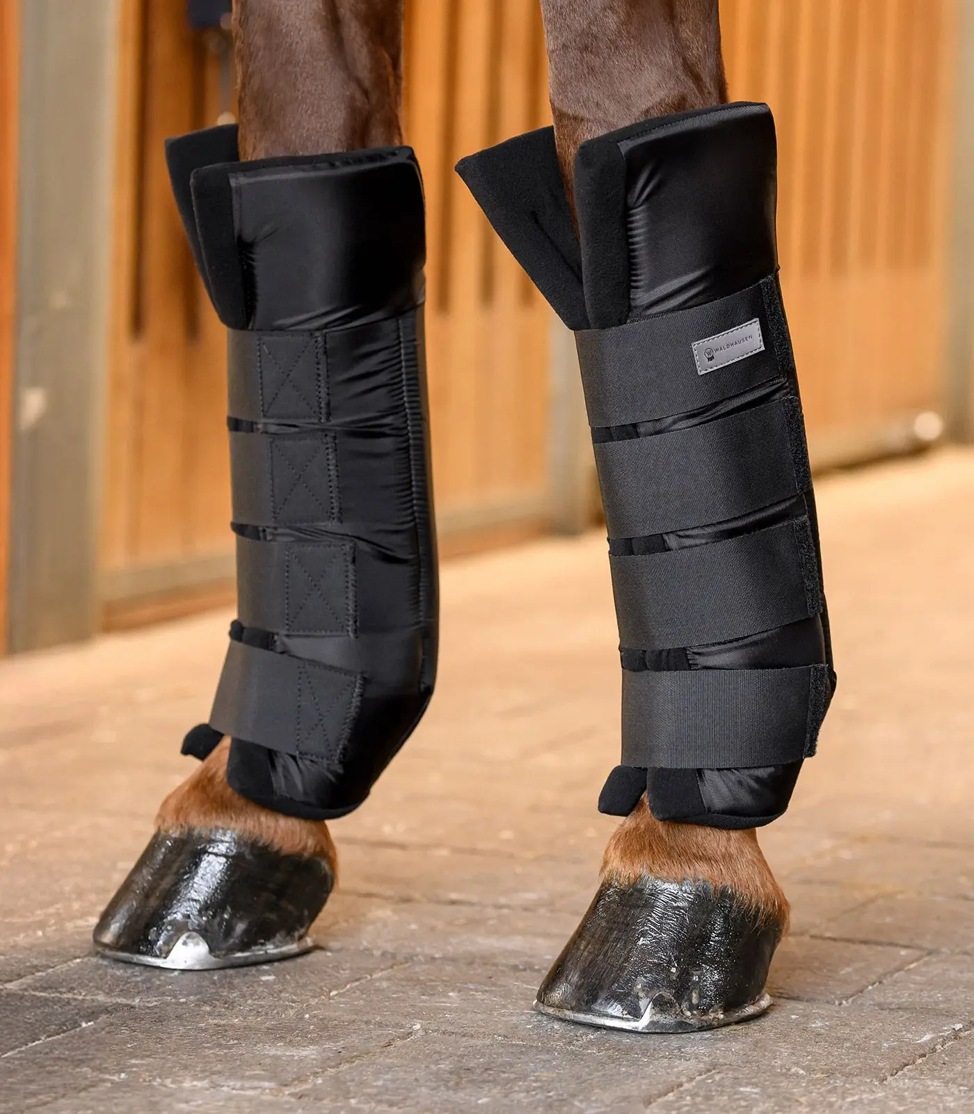 Stable boots with joint support, front