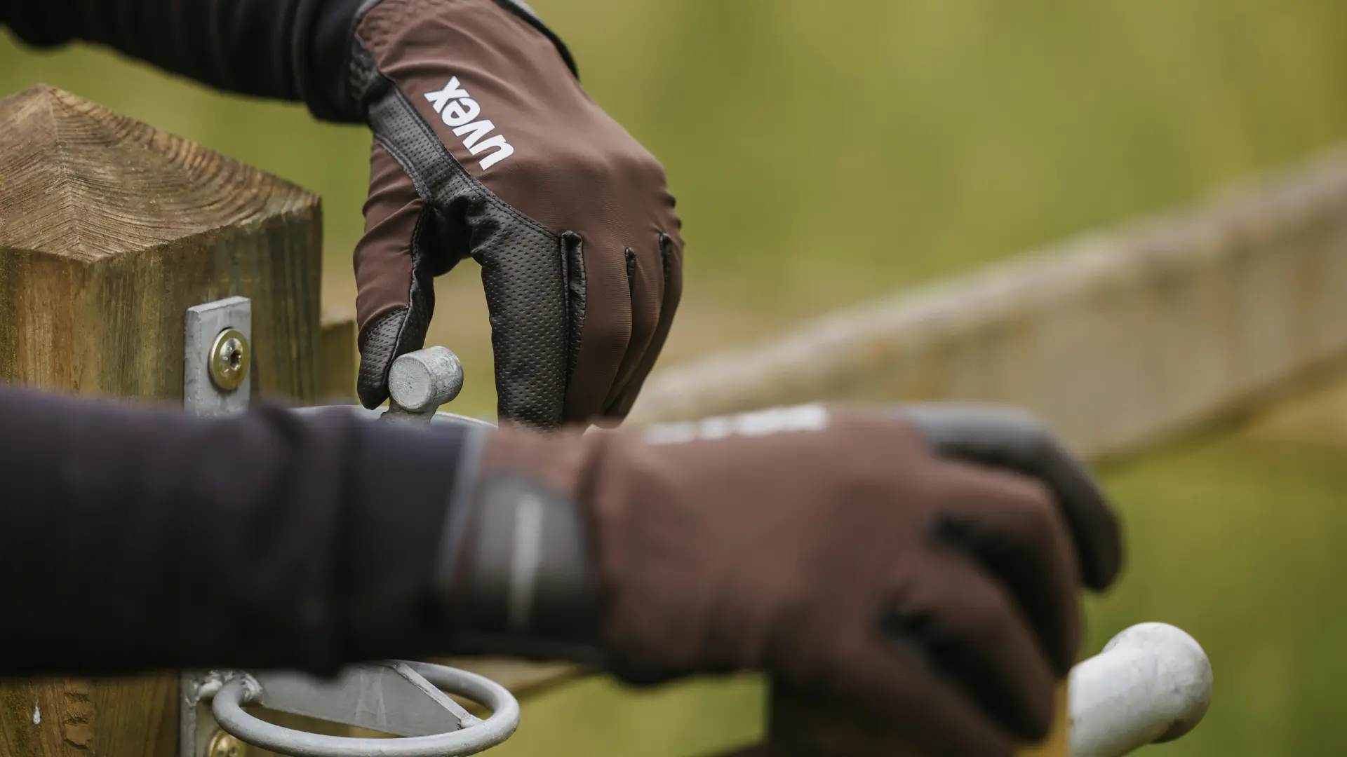 Braune Reithandschuhe mit gutem Grip als Geschenkidee für Reiter