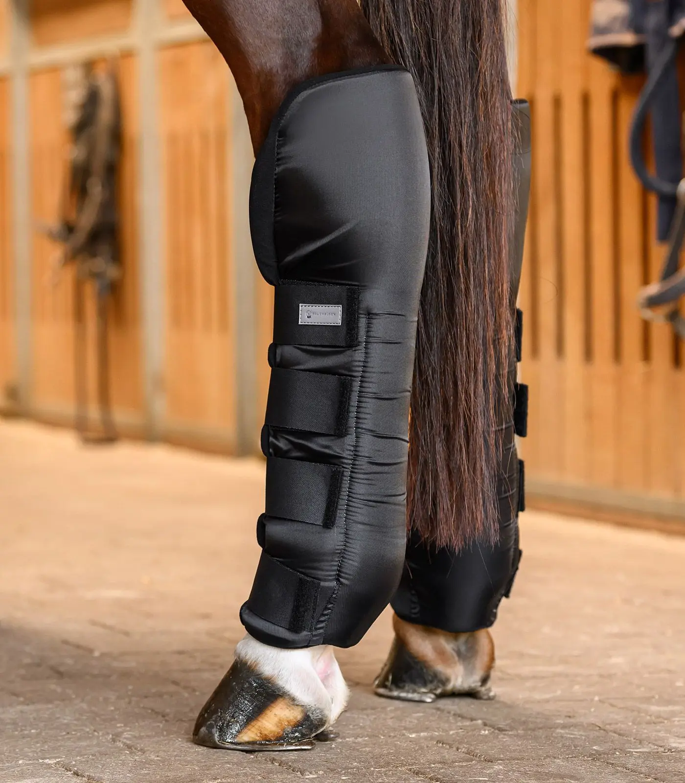 Stable boots with joint support, rear
