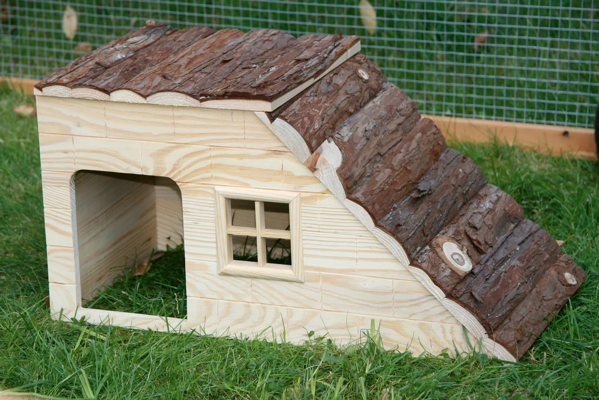 NATURE Häuschen m. Rampe 50 x 25 x 25 cm